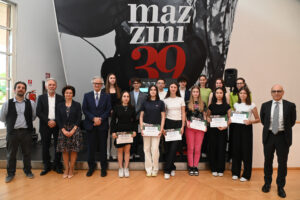 I diplomati alla scuola secondaria di primo grado vincitori delle borse di studio con CDA e Direzione di Banca delle Terre Venete (foyer TCVi 5 giugno 2024)